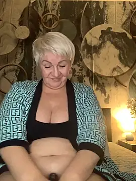 Snapshot of Laura_Millf chatting on 11.30.25 Laura Millf online show from 11.30.25