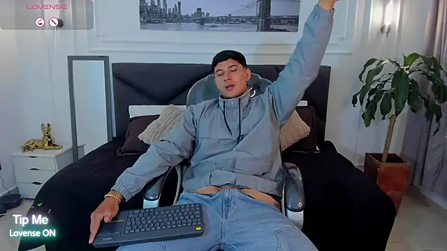 Snapshot of Damian23__ chatting on 11.05.25 Damian23 online show from 11.05.25