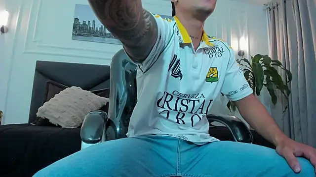 Snapshot of Damian23__ chatting on 11.08.25 Damian23 online show from 11.08.25