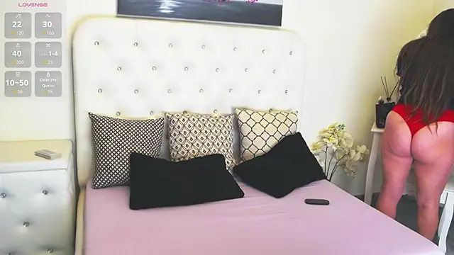 Snapshot of Ysabell01 chatting on 10.17.25 Ysabell01 online show from 10.17.25