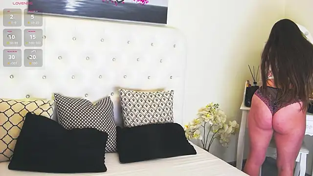 Snapshot of Ysabell01 chatting on 10.23.25 Ysabell01 online show from 10.23.25