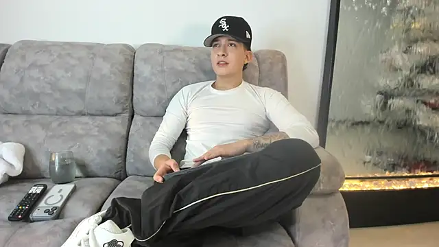 Snapshot of emmanuel_scor chatting on 12.17.25 emmanuel scor online show from 12.17.25