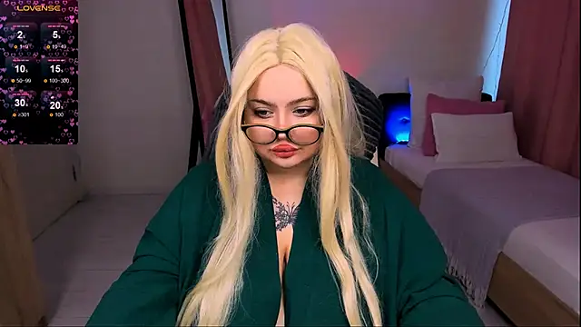 Snapshot of love_insidee chatting on 02.02.25 love insidee online show from 02.02.25