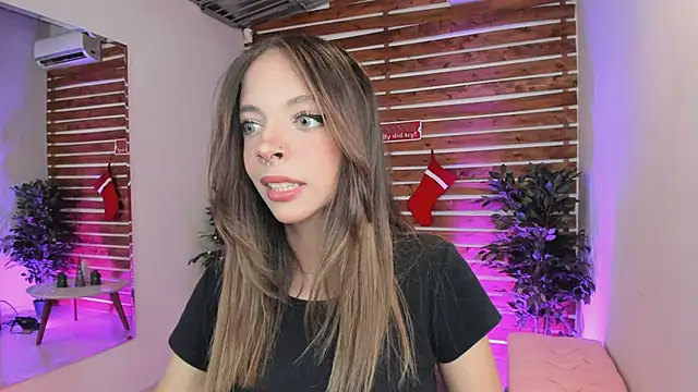 Snapshot of Sapphire_Venuss chatting on 12.20.24 Sapphire Venuss online show from 12.20.24