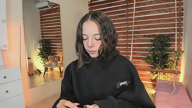 Snapshot of Sapphire_Venuss chatting on 02.25.25 Sapphire Venuss online show from 02.25.25