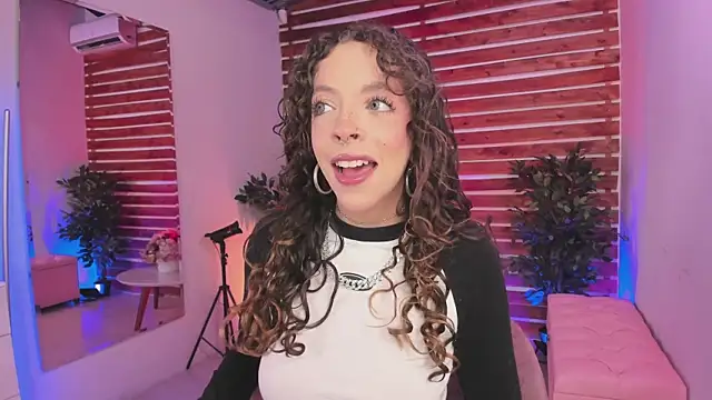 Snapshot of Sapphire_Venuss chatting on 10.04.25 Sapphire Venuss online show from 10.04.25