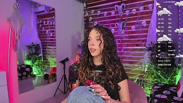 Snapshot of Sapphire_Venuss chatting on 10.27.25 Sapphire Venuss online show from 10.27.25