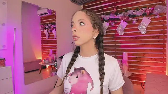 Snapshot of Sapphire_Venuss chatting on 12.13.25 Sapphire Venuss online show from 12.13.25