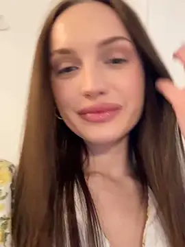Snapshot of Molly_Muer chatting on 12.04.24 Molly Muer online show from 12.04.24