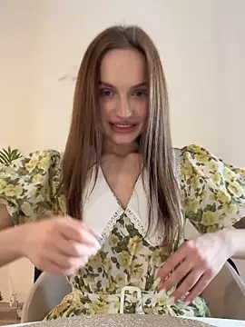 Snapshot of Molly_Muer chatting on 12.08.24 Molly Muer online show from 12.08.24