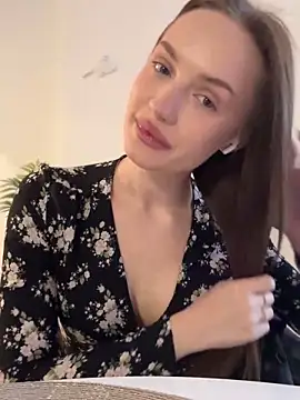 Snapshot of Molly_Muer chatting on 12.13.24 Molly Muer online show from 12.13.24
