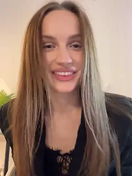 Snapshot of Molly_Muer chatting on 12.20.24 Molly Muer online show from 12.20.24