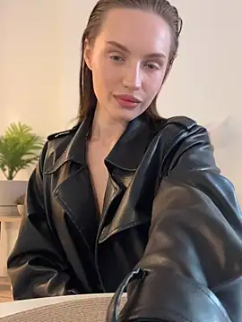 Snapshot of Molly_Muer chatting on 12.25.24 Molly Muer online show from 12.25.24