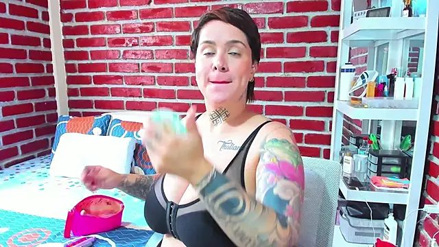 Snapshot of KatInk chatting on 12.17.25 KatInk online show from 12.17.25