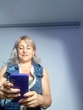 Snapshot of almaluna7 chatting on 10.19.25 almaluna7 online show from 10.19.25