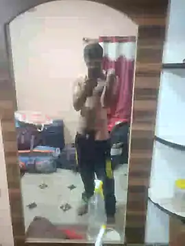 Snapshot of loganwollf chatting on 01.28.25 loganwollf online show from 01.28.25