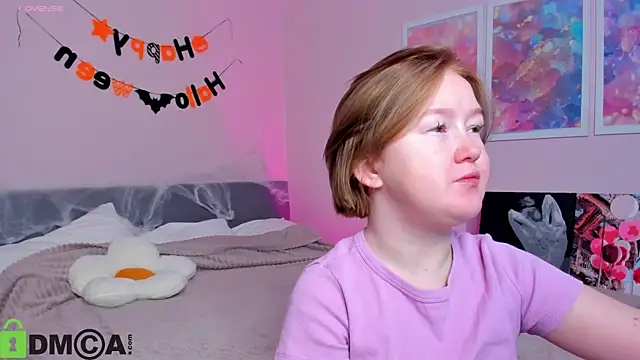 Snapshot of Sara_Robinson chatting on 10.29.25 Sara Robinson online show from 10.29.25