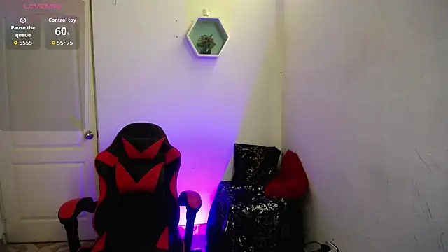 Snapshot of AuroraRojas chatting on 11.14.25 AuroraRojas online show from 11.14.25