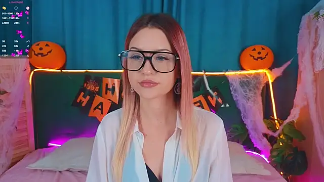 Snapshot of AlinaWalters chatting on 10.23.25 AlinaWalters online show from 10.23.25