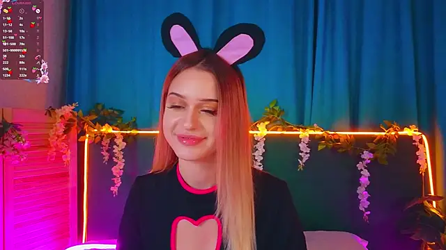 Snapshot of AlinaWalters chatting on 11.19.25 AlinaWalters online show from 11.19.25