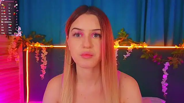 Snapshot of AlinaWalters chatting on 11.21.25 AlinaWalters online show from 11.21.25