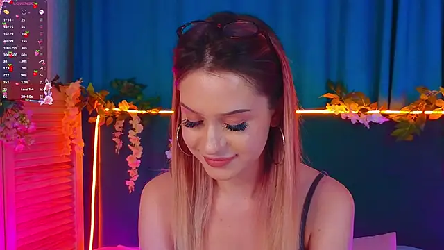 Snapshot of AlinaWalters chatting on 11.26.25 AlinaWalters online show from 11.26.25