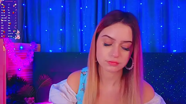 Snapshot of AlinaWalters chatting on 12.14.25 AlinaWalters online show from 12.14.25