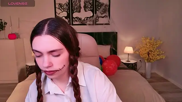 DaniellaLovely online show from 10.31.25