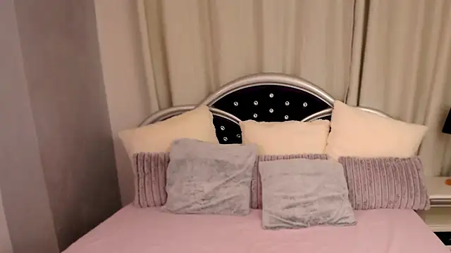 JessieePink online show from 01.14.25