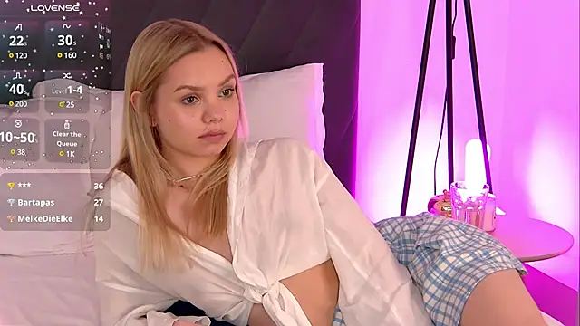 Snapshot of LinaWynn chatting on 12.29.24 LinaWynn online show from 12.29.24