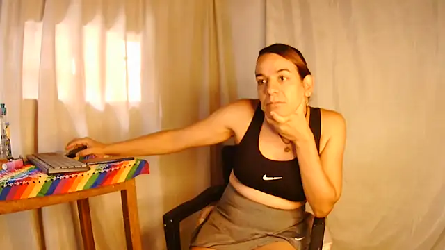 Snapshot of Oh_Tique chatting on 02.12.25 Oh Tique online show from 02.12.25