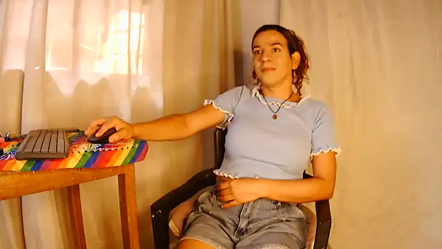 Snapshot of Oh_Tique chatting on 02.16.25 Oh Tique online show from 02.16.25