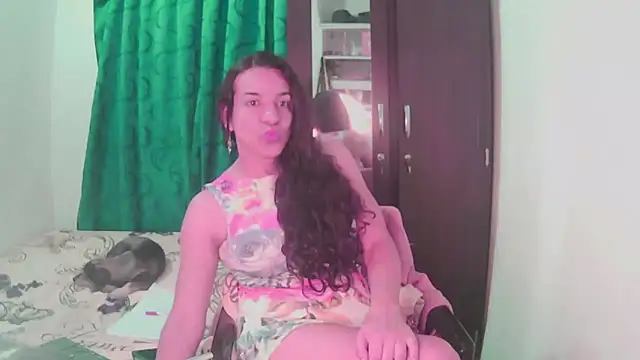 Snapshot of Oh_Tique chatting on 10.05.25 Oh Tique online show from 10.05.25