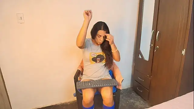 Snapshot of Oh_Tique chatting on 10.22.25 Oh Tique online show from 10.22.25