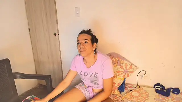 Snapshot of Oh_Tique chatting on 12.03.25 Oh Tique online show from 12.03.25