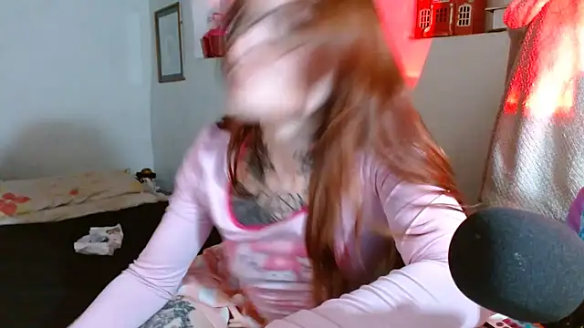 Snapshot of kittenlizz chatting on 12.22.25 kittenlizz online show from 12.22.25