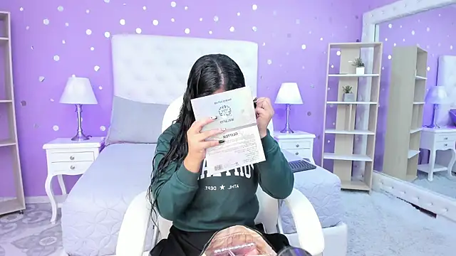 scarlette 15  online show from 11.13.25