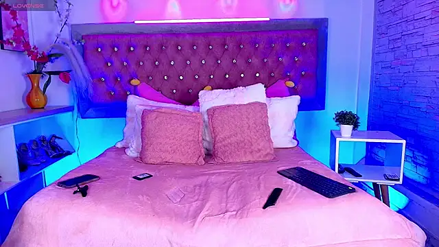 Snapshot of EmmaWilder chatting on 10.21.25 EmmaWilder online show from 10.21.25