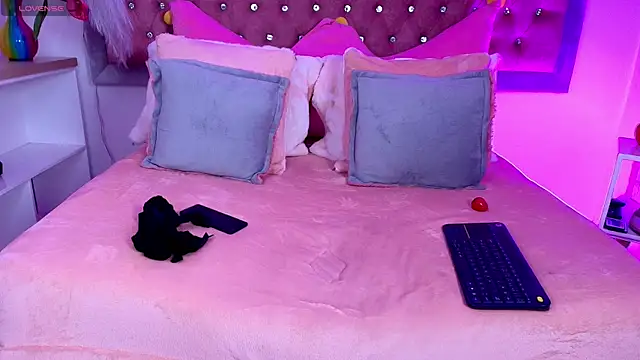 Snapshot of EmmaWilder chatting on 10.24.25 EmmaWilder online show from 10.24.25