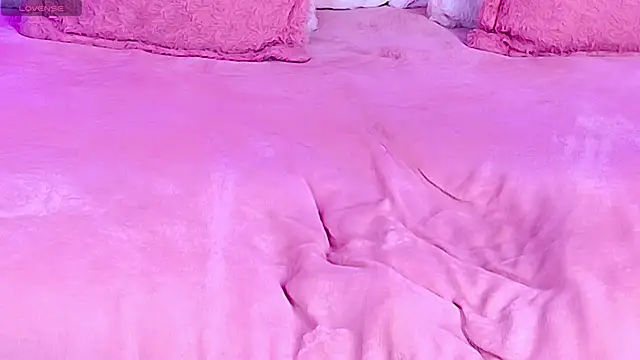 Snapshot of EmmaWilder chatting on 11.07.25 EmmaWilder online show from 11.07.25