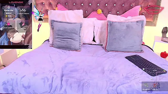 Snapshot of EmmaWilder chatting on 11.22.25 EmmaWilder online show from 11.22.25