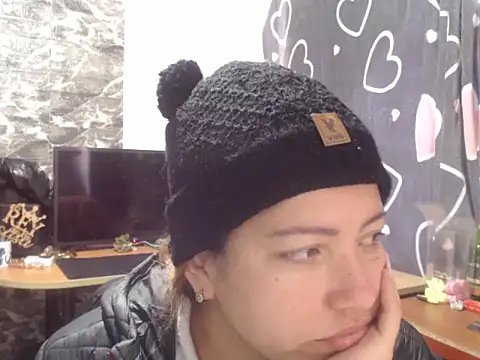 Snapshot of MISSLAUR4 chatting on 09.30.25 MISSLAUR4 online show from 09.30.25