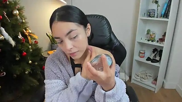  BellaEvans  online show from 12.17.25