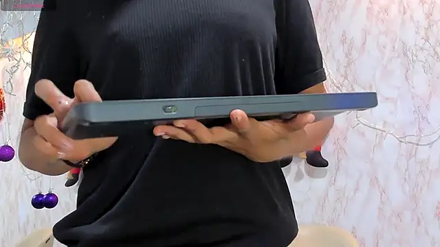 Snapshot of BarbieHotLaura chatting on 12.27.24 BarbieHotLaura online show from 12.27.24