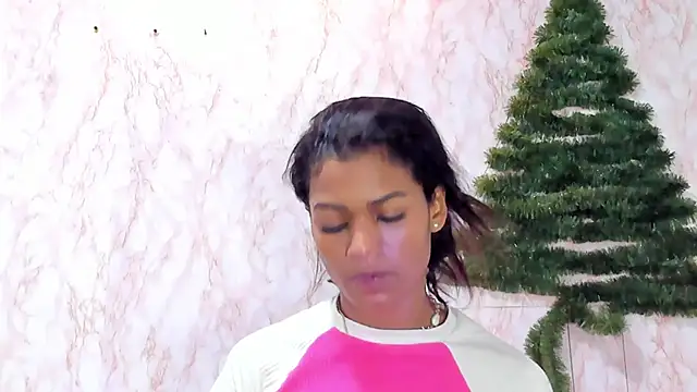 Snapshot of BarbieHotLaura chatting on 01.11.25 BarbieHotLaura online show from 01.11.25