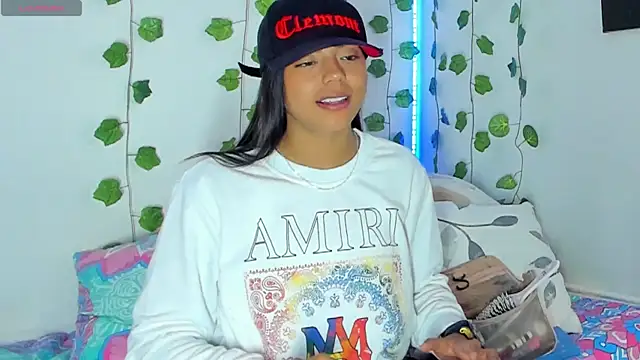 Snapshot of BarbieHotLaura chatting on 01.18.25 BarbieHotLaura online show from 01.18.25