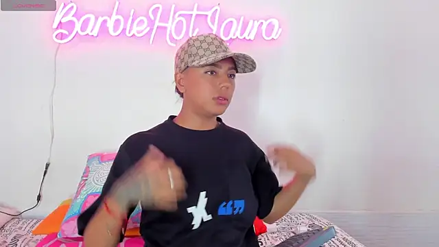 Snapshot of BarbieHotLaura chatting on 03.22.25 BarbieHotLaura online show from 03.22.25