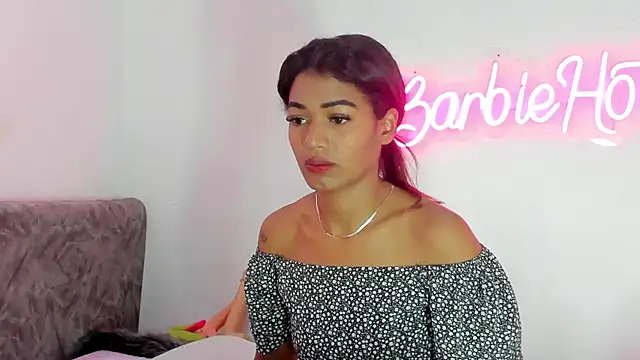 Snapshot of BarbieHotLaura chatting on 10.10.25 BarbieHotLaura online show from 10.10.25