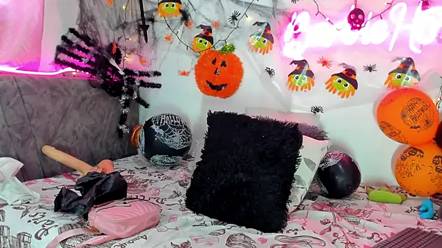 Snapshot of BarbieHotLaura chatting on 10.18.25 BarbieHotLaura online show from 10.18.25