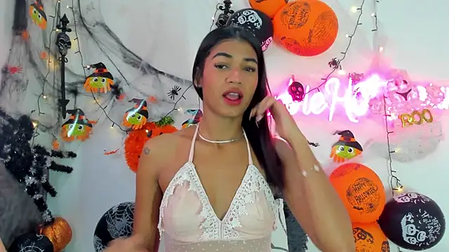 Snapshot of BarbieHotLaura chatting on 10.26.25 BarbieHotLaura online show from 10.26.25